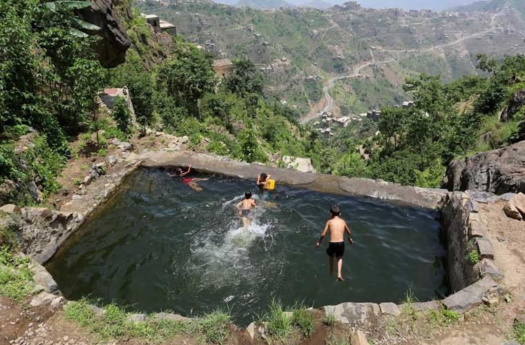 Những ngôi  làng trên đỉnh núi ở Yemen, các cư dân dường như có một khoảng cách an toàn với cuộc xung đột kéo dài 18 tháng trên khắp đất nước.